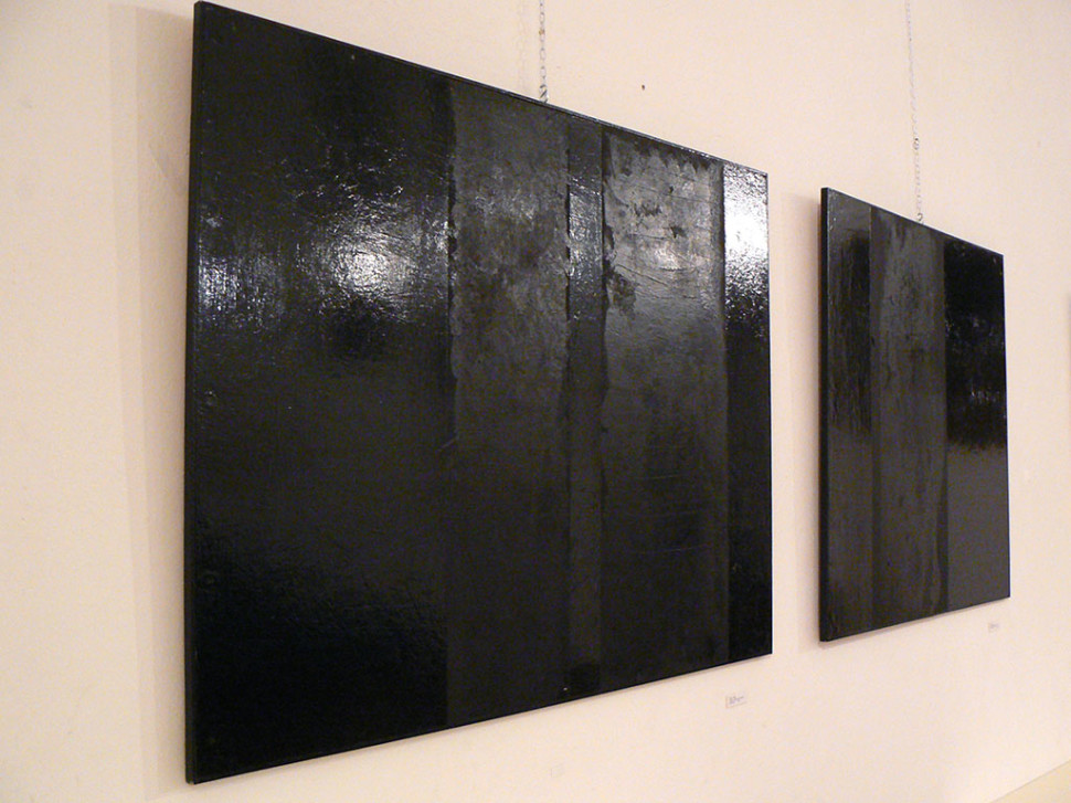 Mostra Ant(i)logica, 2008. Da sinistra: senza titolo Nero + Nero, 1978, smalto e acrilico su masonite, 100 x 130 cm e 100 x 105 cm