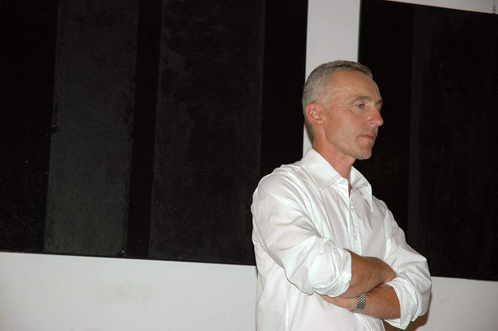 Mostra Ant(i)logica, 2008. L'artista con alcune delle sue opere